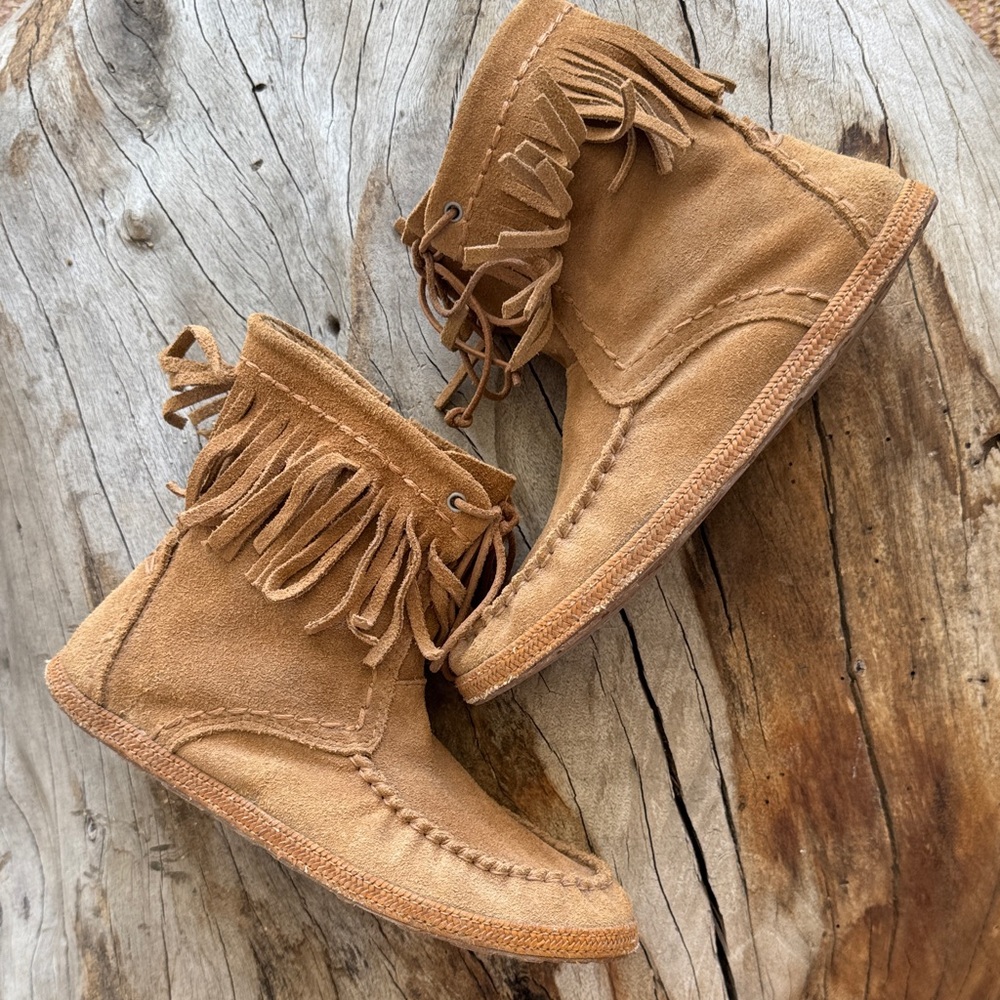 Ugg kids unisex size 3 Fringe Suede Ankle Moccasin Boots - Tan with zipper boho